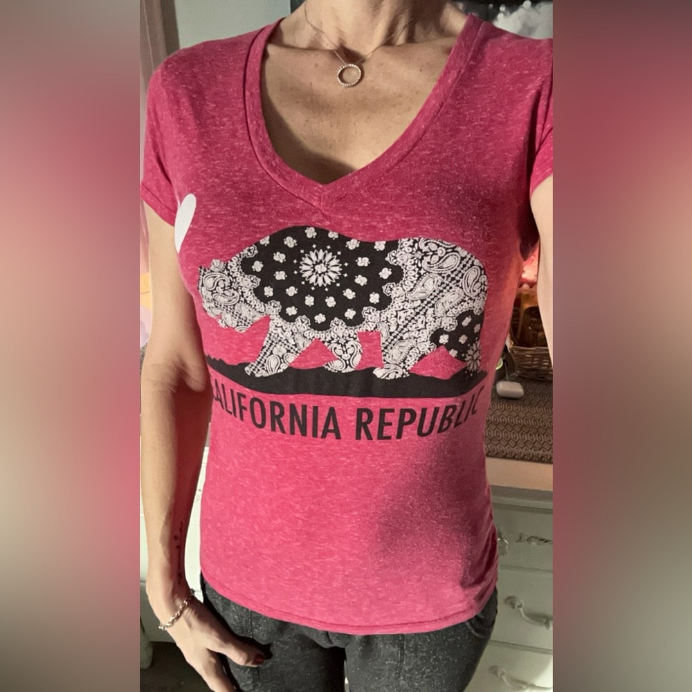 Hybrid Apparel Womens M Pink V-Neck Shirt Lightweight California Republic Bear